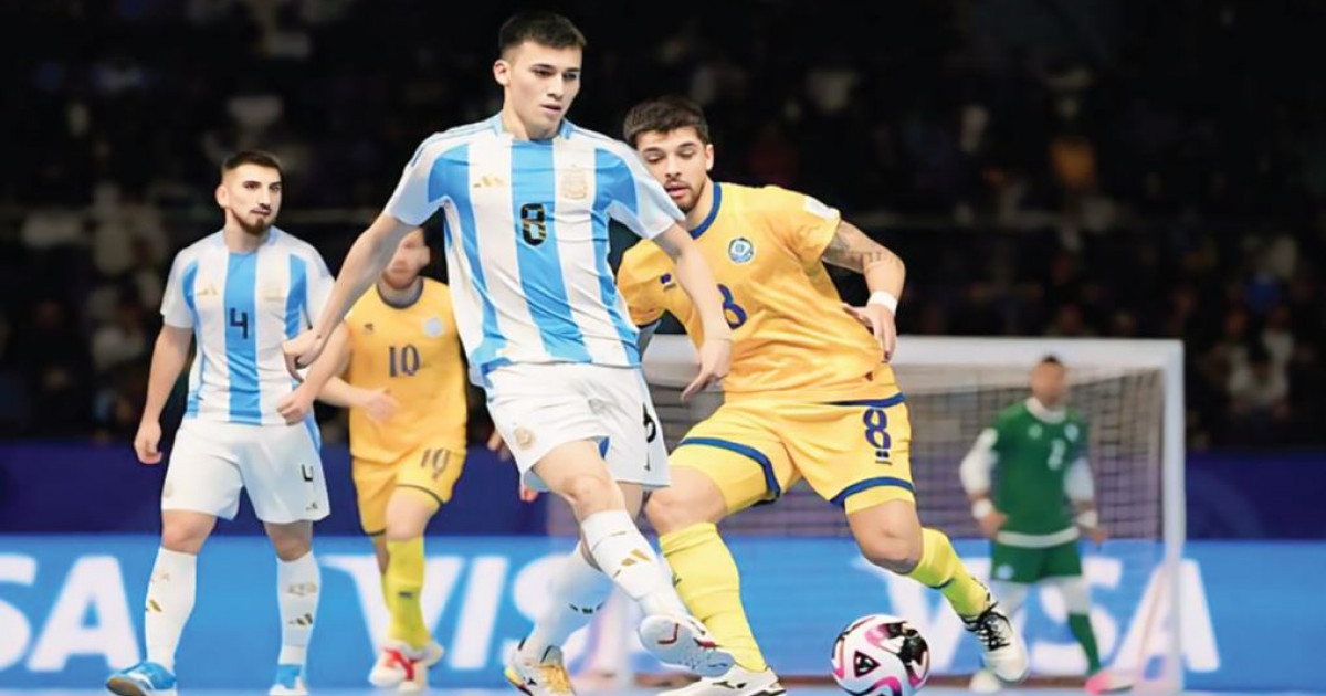 Көзілдірік киген әйелдермен жыныстық қатынас Неміс қызметші жігітті трахает