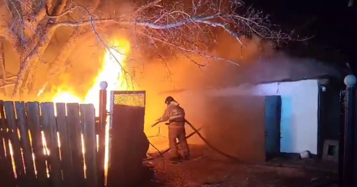 Қарағандыда газ баллоны жарылып, үш бала құтқарылды