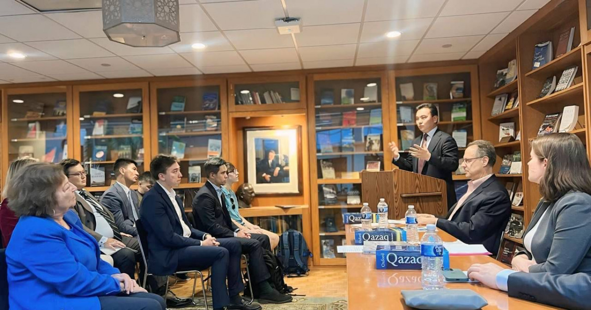 «Қазақ тілі» қоғамы АҚШ-тағы кітапханаға кітап табыстады