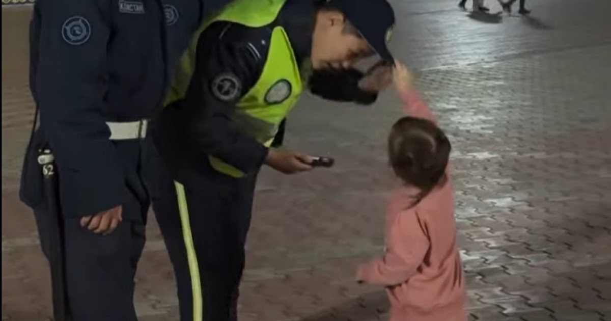 Кішкентай баланың арманы: бүлдіршін мен полицейдің әрекеті көпшілікті елең еткізді