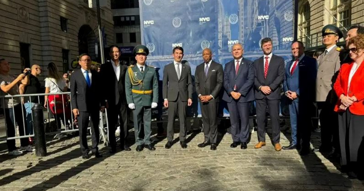 Көк байрақ Нью-Йоркте желбіреді