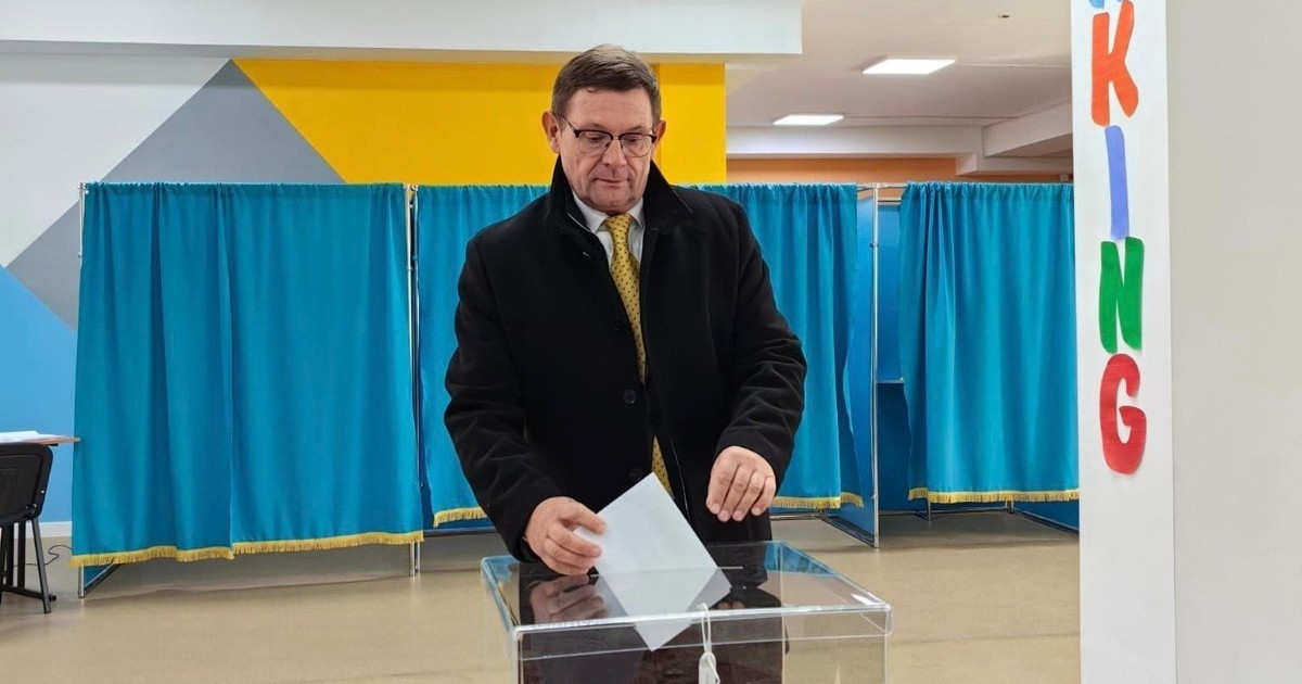 Мәжіліс депутаты Сергей Пономарев референдумда дауыс берді