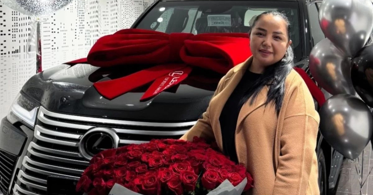 Мен шокпын: Алтынай Жорабаеваны құрбысы алдап шақырып, тосынсый жасаған