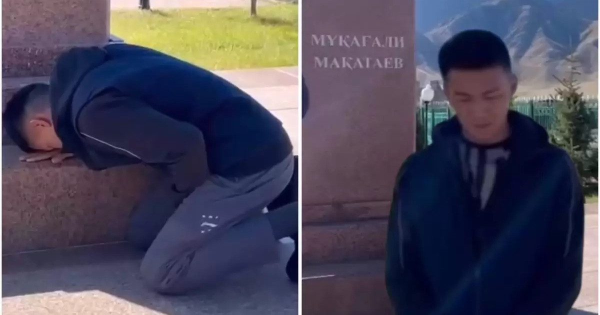 Мұқағали Мақатаевқа тіл тигізген блогер ақынның ескерткіші алдында тізерлеп кешірім сұрады