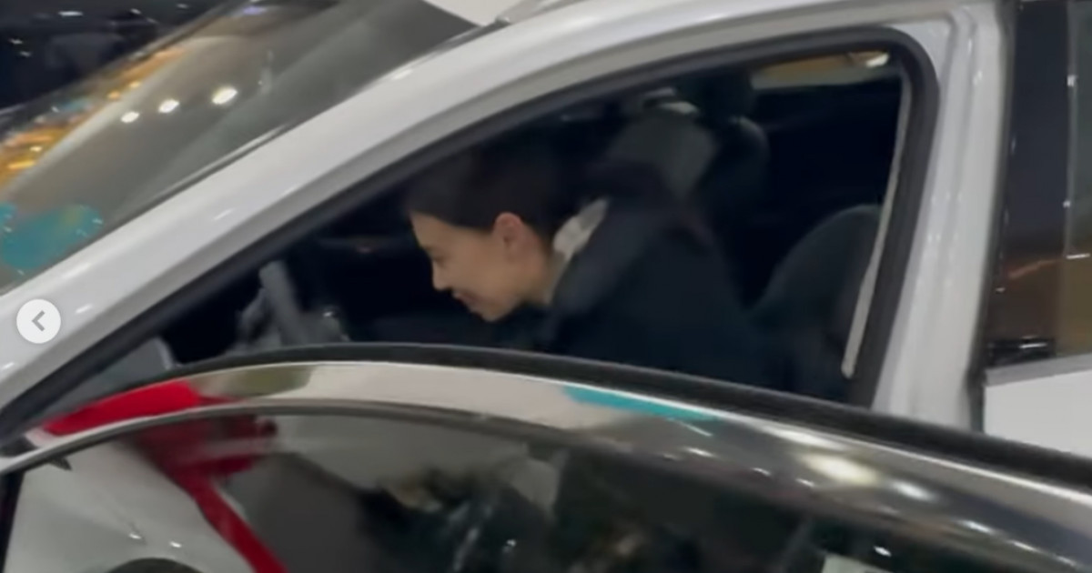 Шамам келгені осы: Қайрат Нұртастың әкесі келініне тосынсый жасады