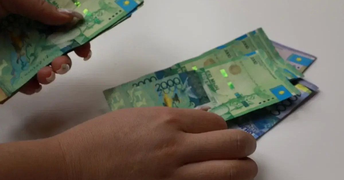 Жағажайдағы порнография киген қыз