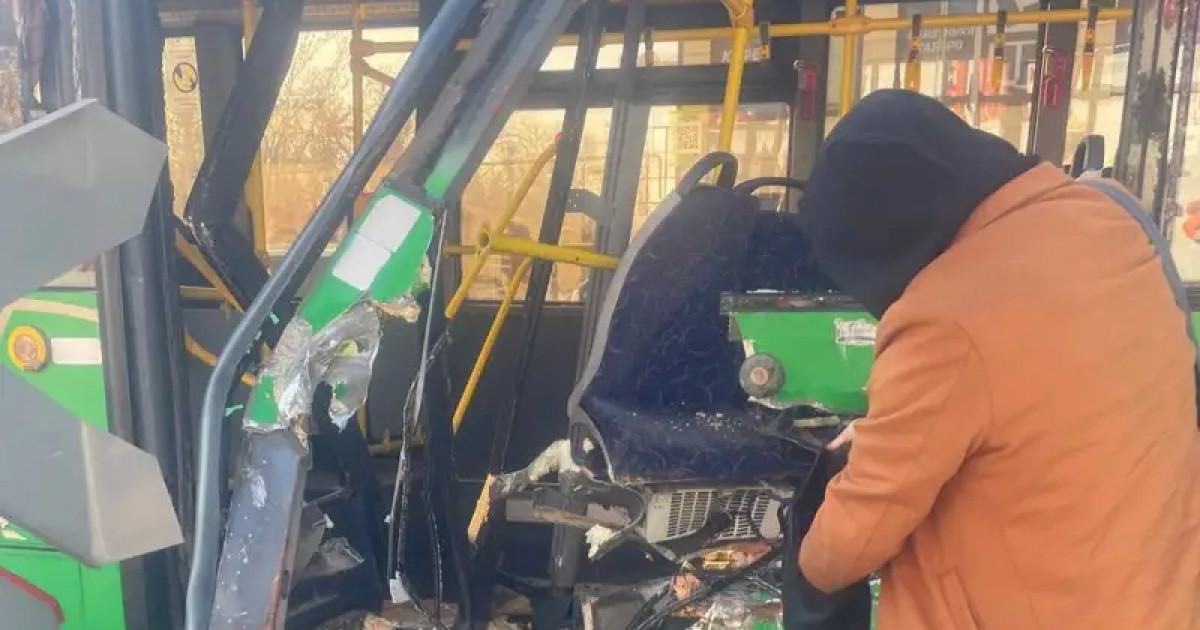 Алматыда автобус пен тепловоз соқтығысты