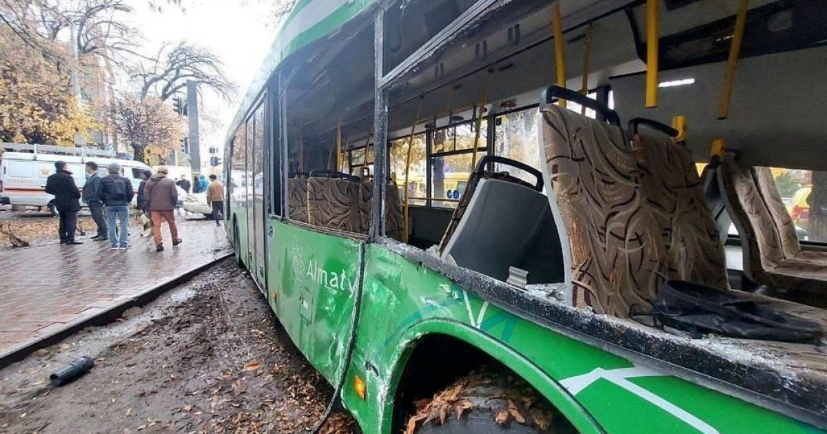 Алматыда жол апатынан екі автобустың жүргізушісі зардап шекті