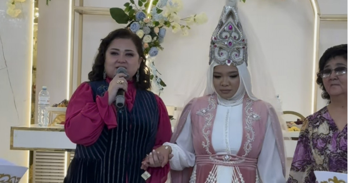 Дәл бұлай егіліп, төгіліп жыламаппын: Роза Әлқожа марқұм Оразалы Досбосыновтың қызын ұзатты