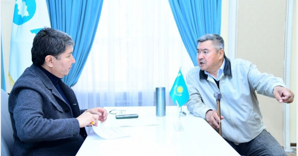 Депутат бір топ азаматқа көмек берді