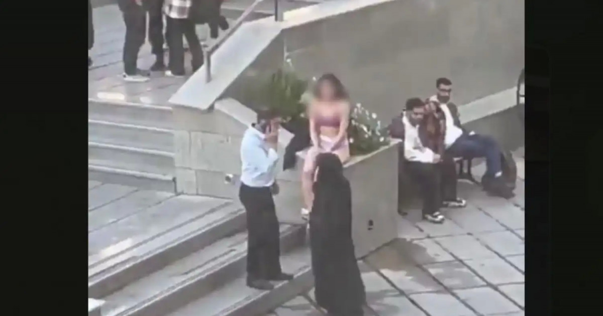 Иранда хиджабты шешіп тастаған бойжеткен қамауға алынды