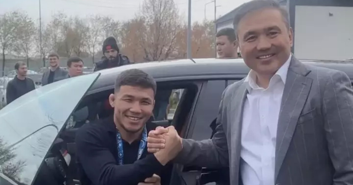 «Қанша тер төккеніңе өзім куәмін»: кәсіпкер әлем чемпионы Нұрқожа Қайпановқа көлік сыйлады (Видео)