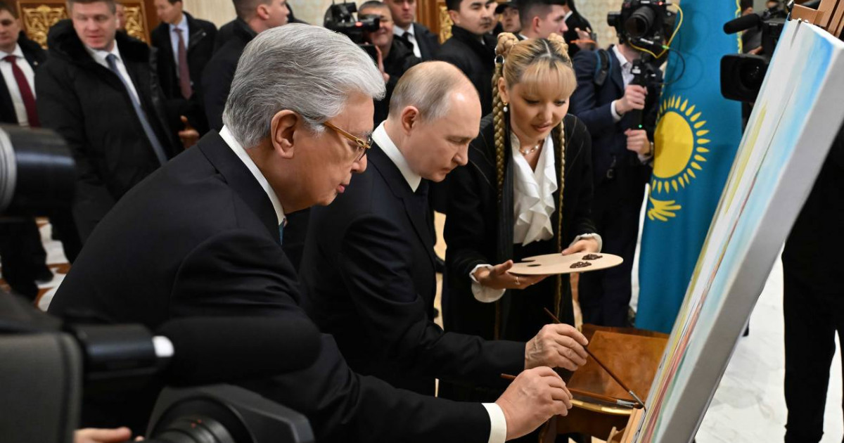 Қасым-Жомарт Тоқаев пен Владимир Путин әуежайда кәсіби суретшінің картинасымен танысты