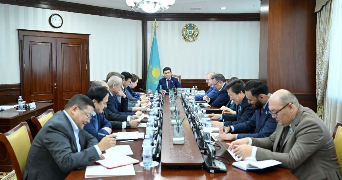 «Келешек» бағдарламасын қарайды