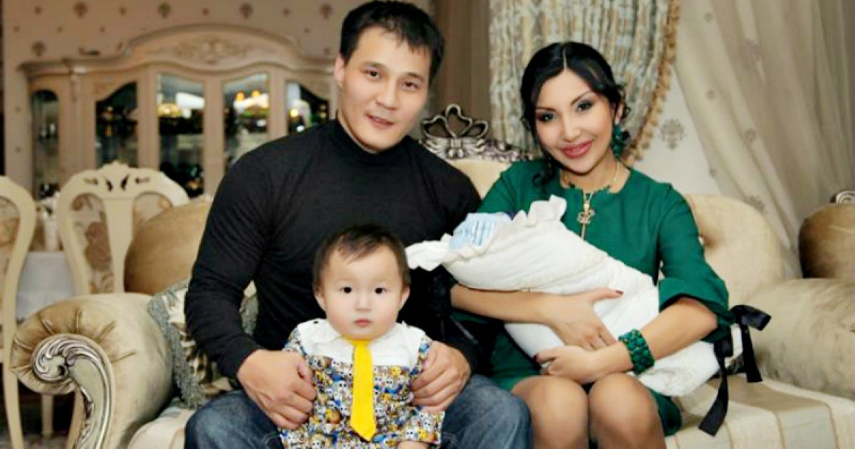 Сексуалды киімдегі қыз сиқырды сорып алады