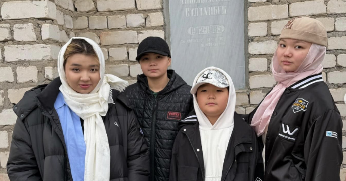 Тегін, түбін түсіндіру деген ниет: Жұлдыз Әбдікәрімова басына орамал салған әжесін есіне алды