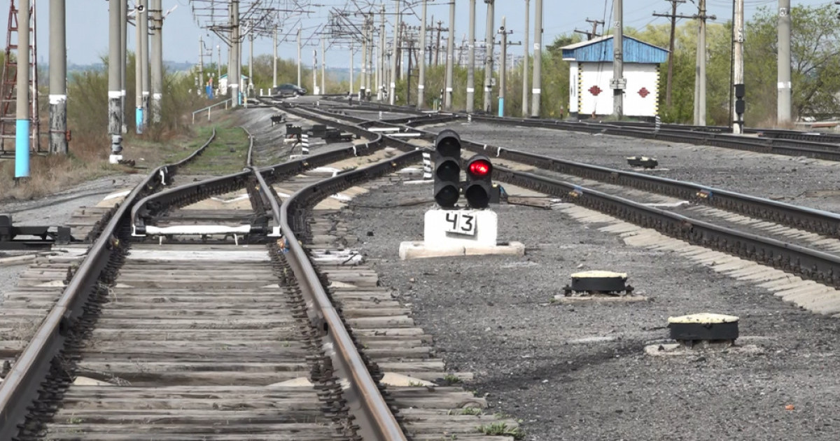 Теміржол өткелінде жеңіл көлік пойызға соқтығысып, 3 адам көз жұмды, тағы 3 жолаушы ауруханада