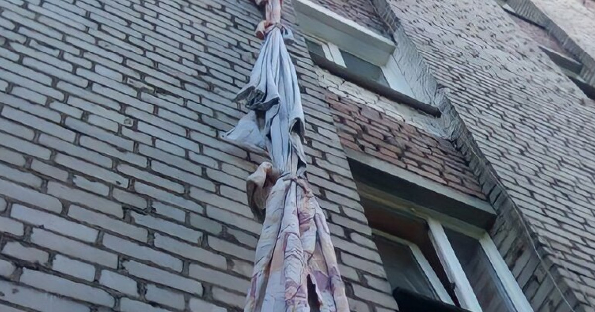 Екі адам байлап алған әйелді