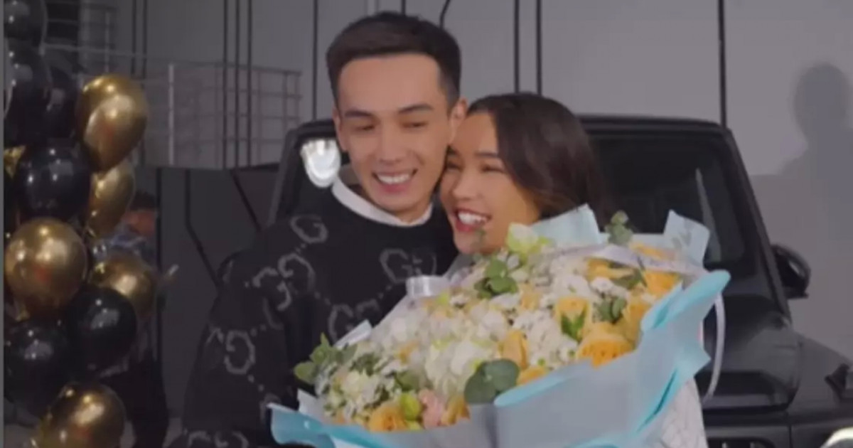 «Сен барлық жақсылыққа лайықсың»: танымал блогер Дархан Жолшыбеков әйеліне қымбат көлік сыйлады