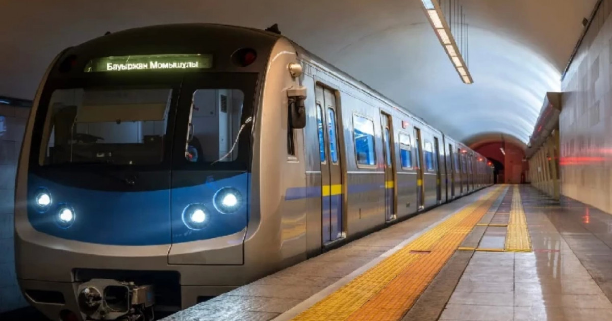 Алматы метросында ер адам рельске құлап, көз жұмды