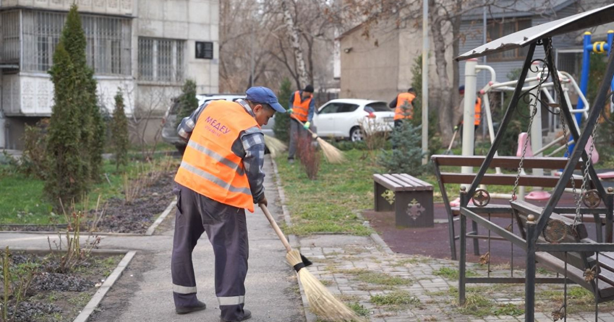 Алматыда аулалар мен көшелерді нашар тазалаған мердігерлерге айыппұл салынады