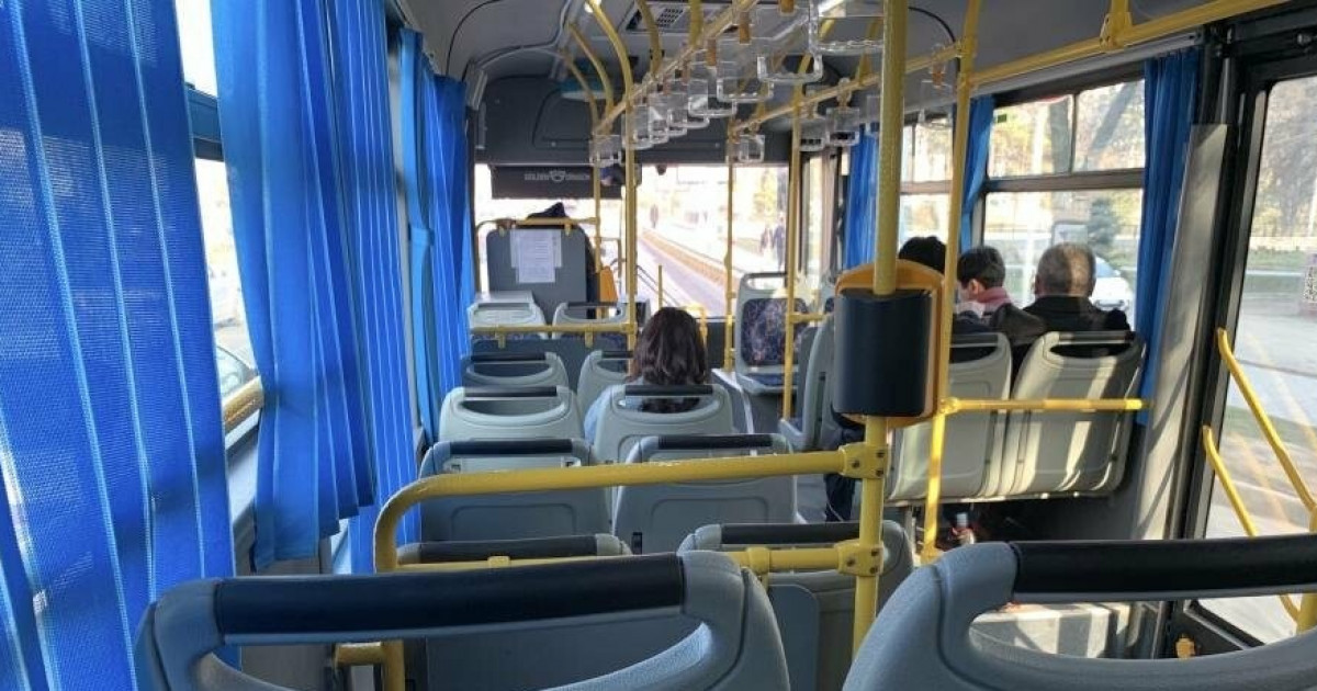 Алматыда егде жастағы ер адам автобуста оқушыға шабуылдады