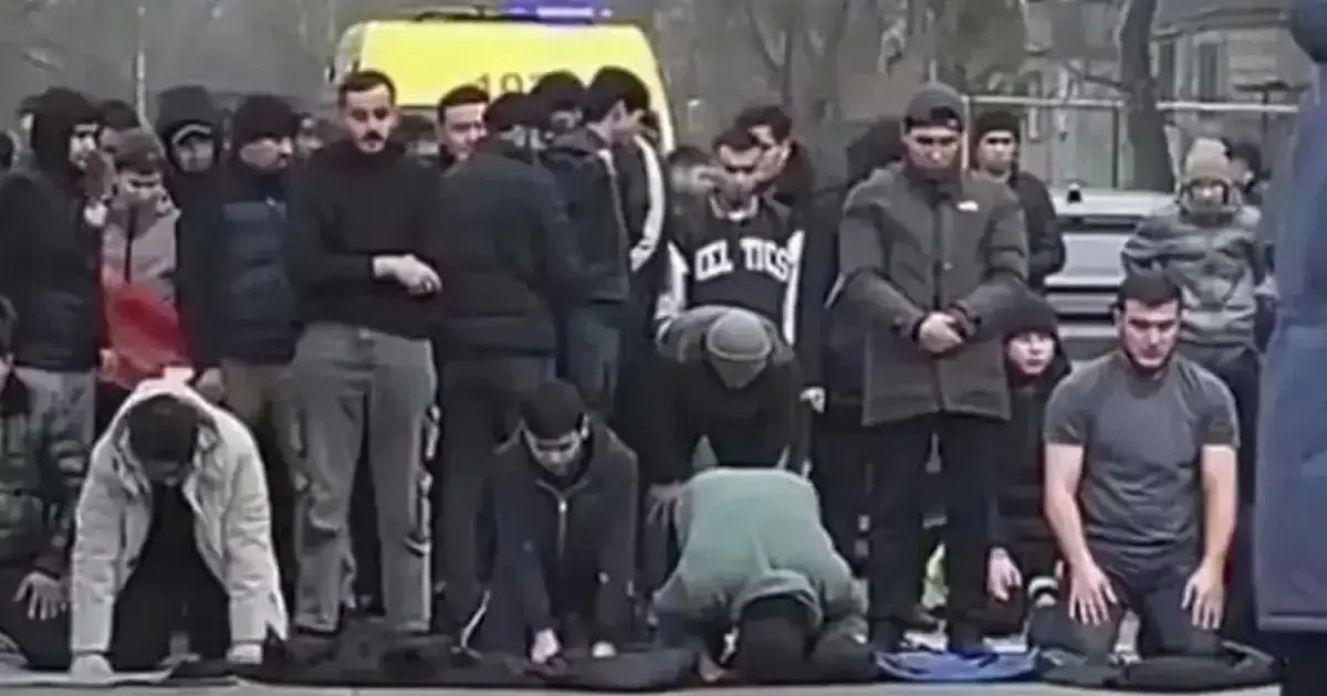 Алматыда жол ортасында намаз оқыған 30-дан аса адам жазаланды