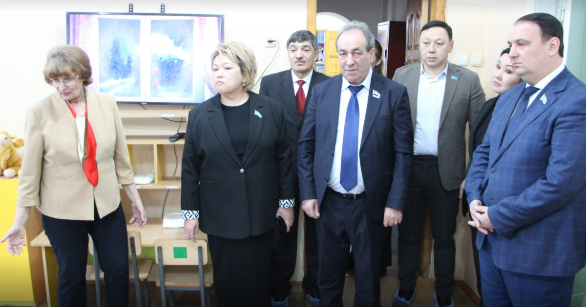 «AMANAT» фракциясының депутаттары ерекше күтім қажет адамға көмек көрсететін арнайы ұйымдарды аралады