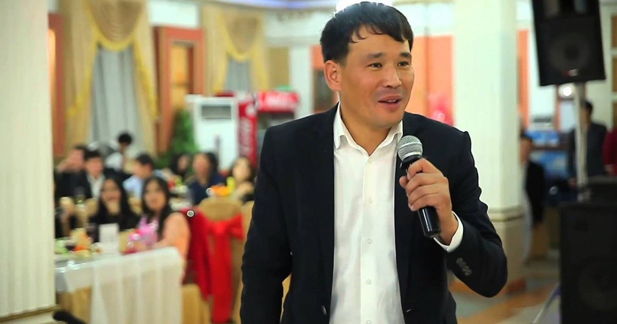 «Қарғыс атқыр...»: Қанат Әлжапбаровтың тойда айтқан сөзі жұрттың ашуына тиді