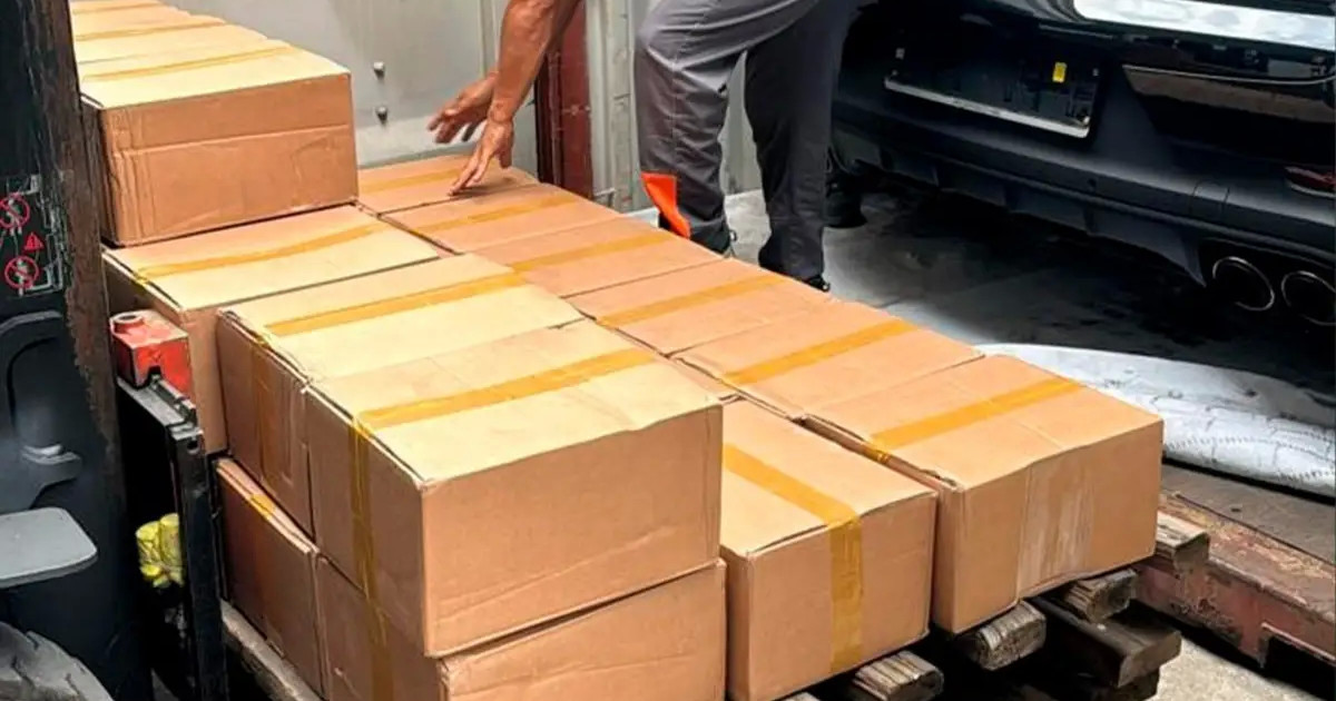 Кеден бекетінде заңсыз әкелінген ондаған миллион теңге тұратын қытай киімдері тәркіленді