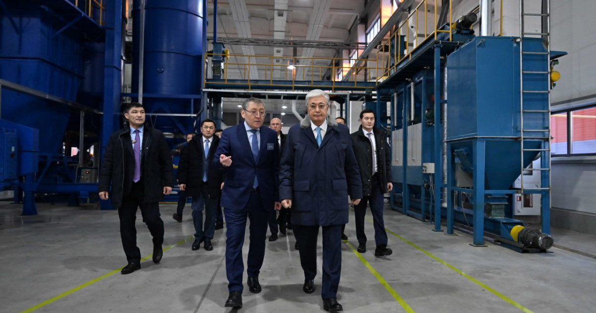 Президент «Талдықорған» индустриялық аймағындағы аккумулятор зауытының жұмысымен танысты