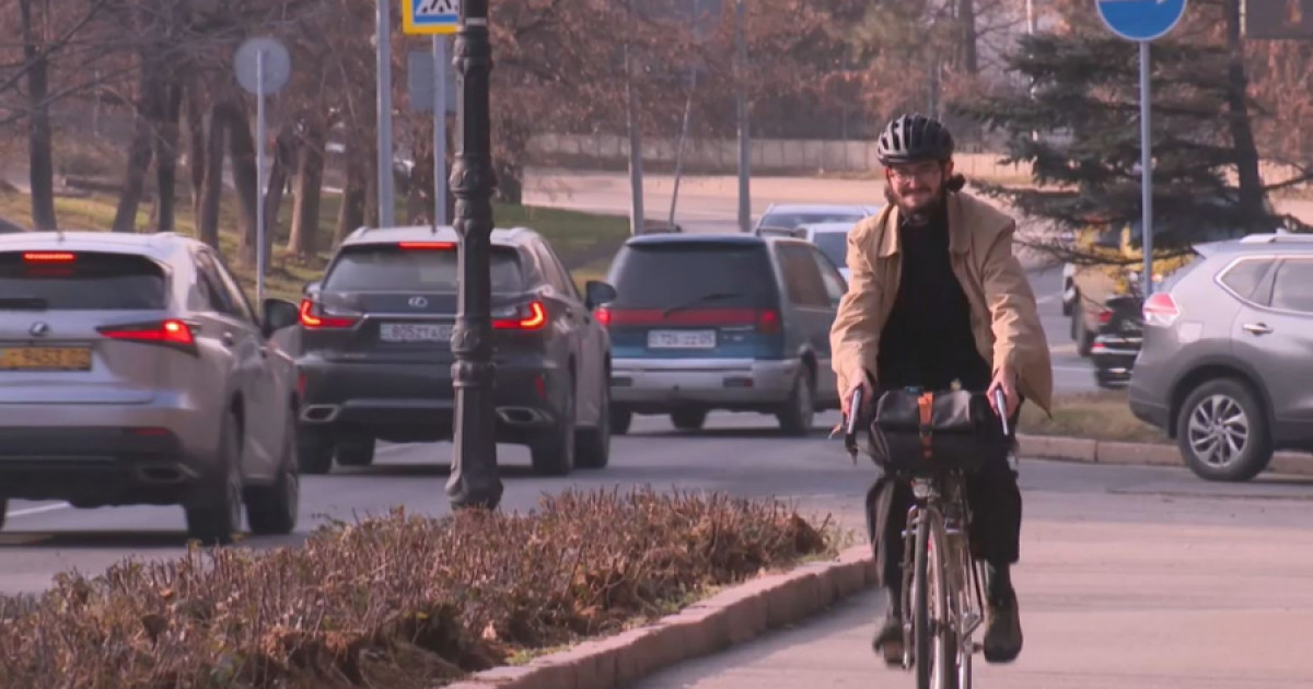 Ұлыбританиялық азамат Қазақстанға велосипедпен келді