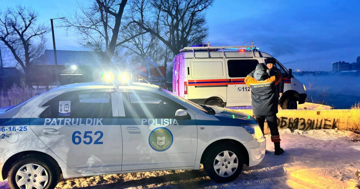 «Ішінде төрт адам болған»: Абай облысында автокөлік Ертіс өзеніне құлап кетті