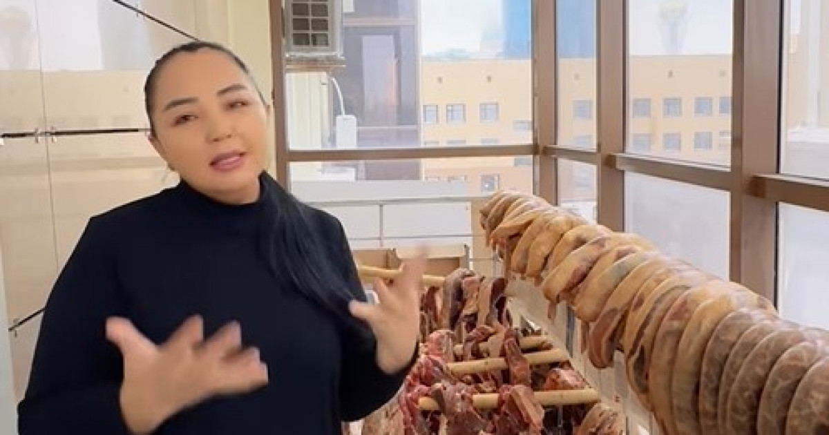 «Қыста екі жылқы жеп қоямыз»: әнші Алтынай Жорабаева үйіндегі етін көрсетемін деп сынға қалды
