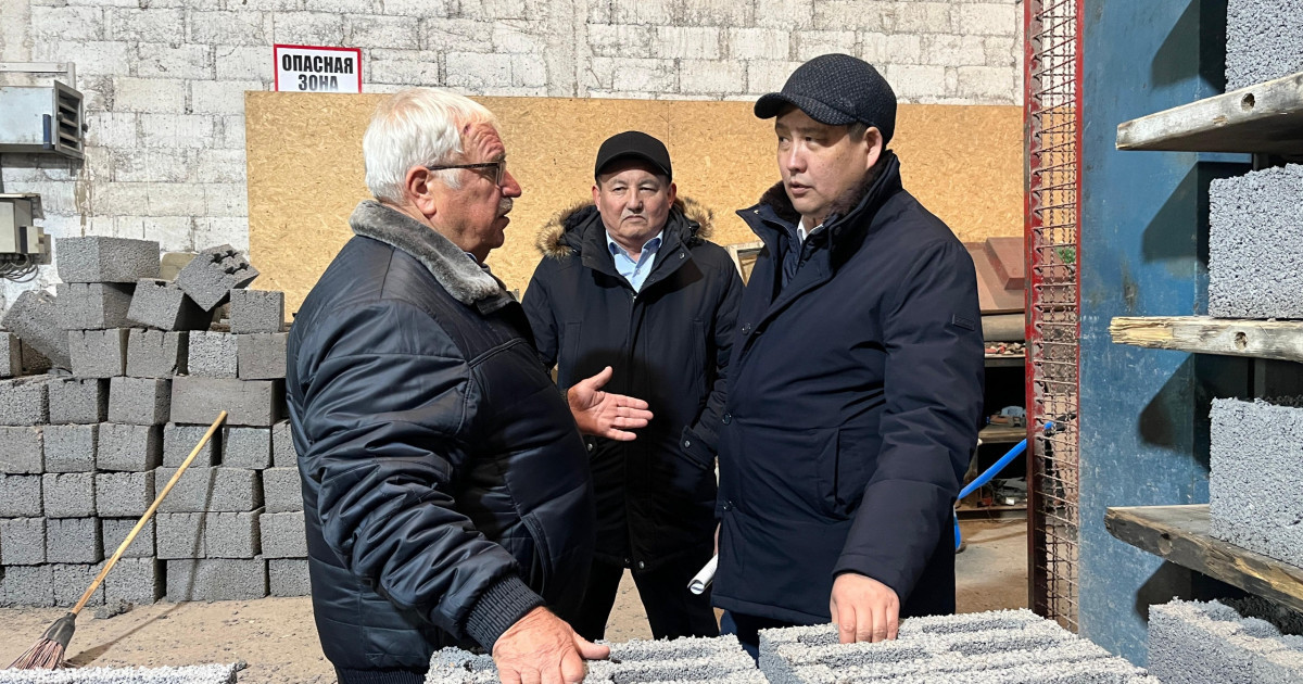 Мәжіліс депутаттары Жетісудағы кірпіш-керамзит зауыты қызметкерлерімен кездесті