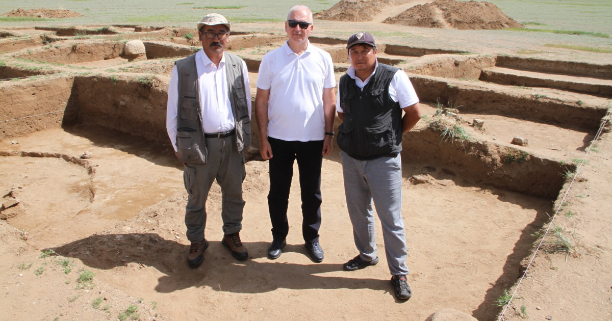 Моңғолиядан табылған көне түрік және соғды жазулары қашалған бітіктаста не жазылғаны анықталды