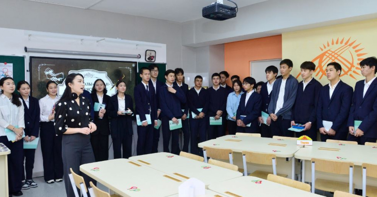 Педагогикалық шеберлікті дамыту: ректор студенттердің ашық сабағына қатысты