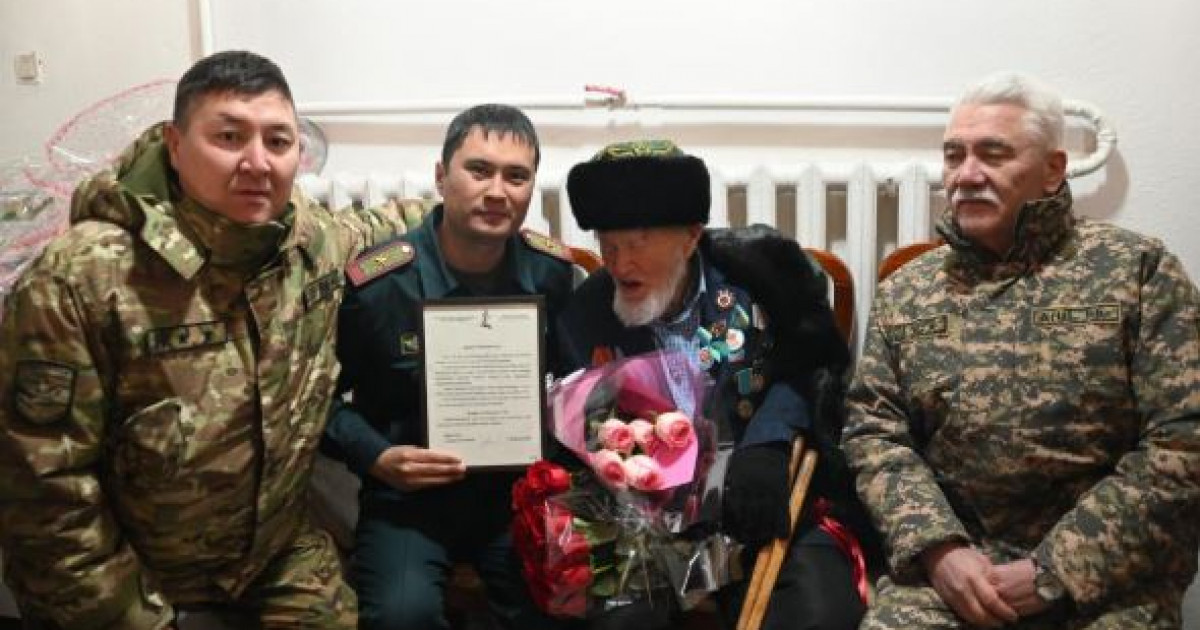 Әскери қызметшілер майдангер Рахымжан Мамырәлиевті ғасырлық мерейтойымен құттықтады