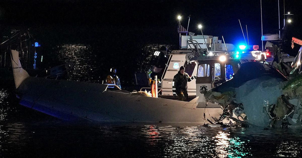 Вашингтондағы әуе апаты: өзеннен 30 адамның мәйіті табылды