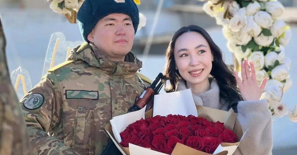 Ақтауда әскери ант қабылдау кезінде оралдық сарбаз сүйіктісіне ұсыныс жасады