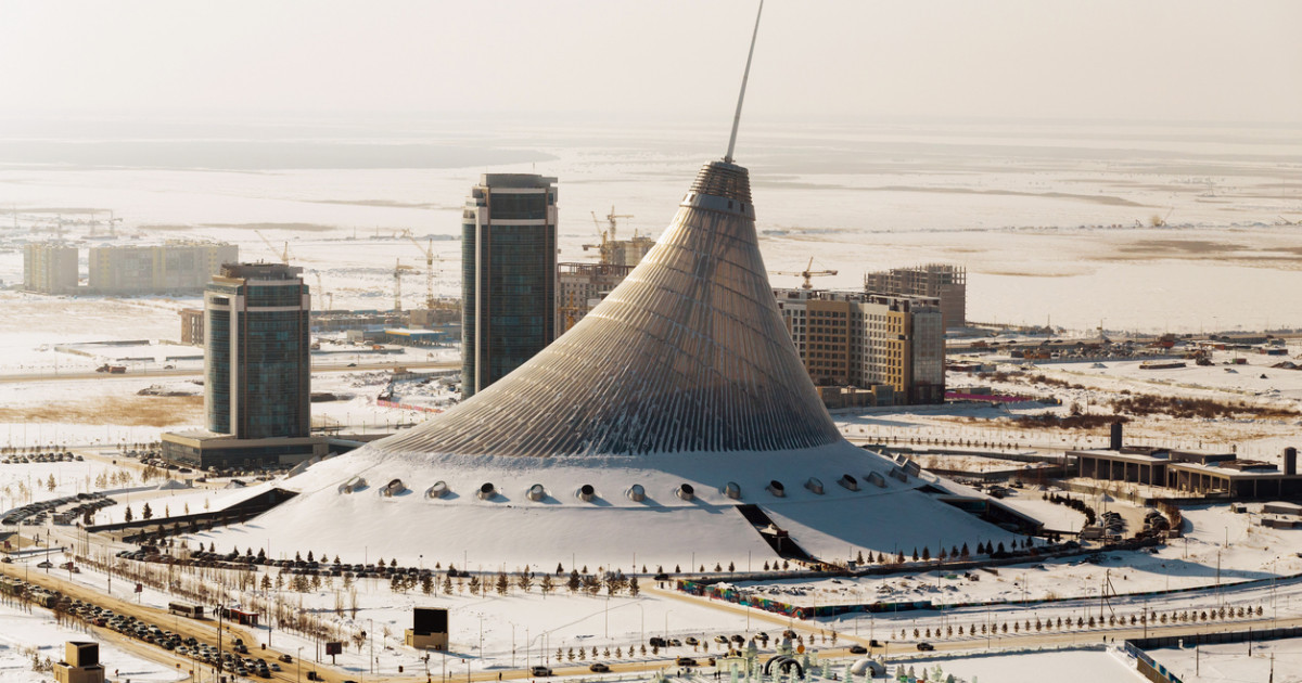 «Астанада тау жоқ болса, не істейміз енді?»: жасөспірімдер «Хан Шатырдың» төбесіне шыққан (ВИДЕО)