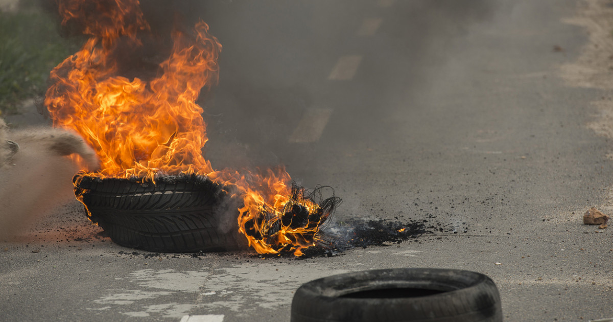 Астанада жол апатына түскен автокөлік өртеніп кетті