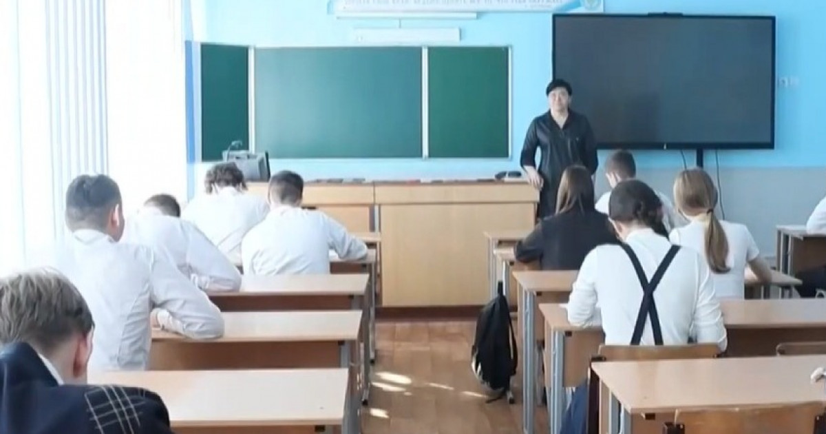 «Ата-анамнан ақша сұрамаймын»: Петропавлдағы мектепте оқу озаттарына шәкіртақы төленеді