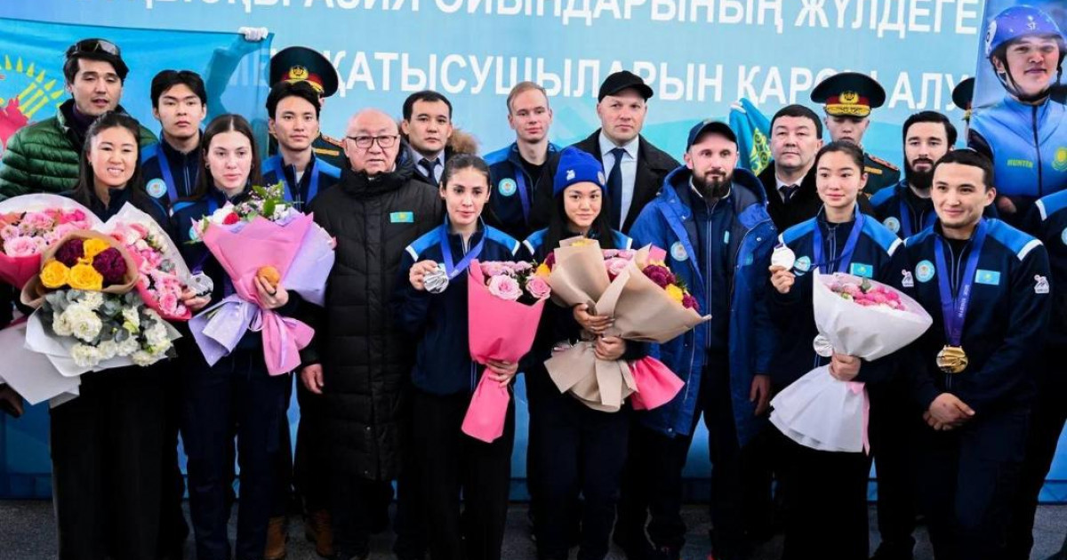 Байрақты бәсекеде жеңіске жеткен спортшыларды әуежайдан күтіп алды