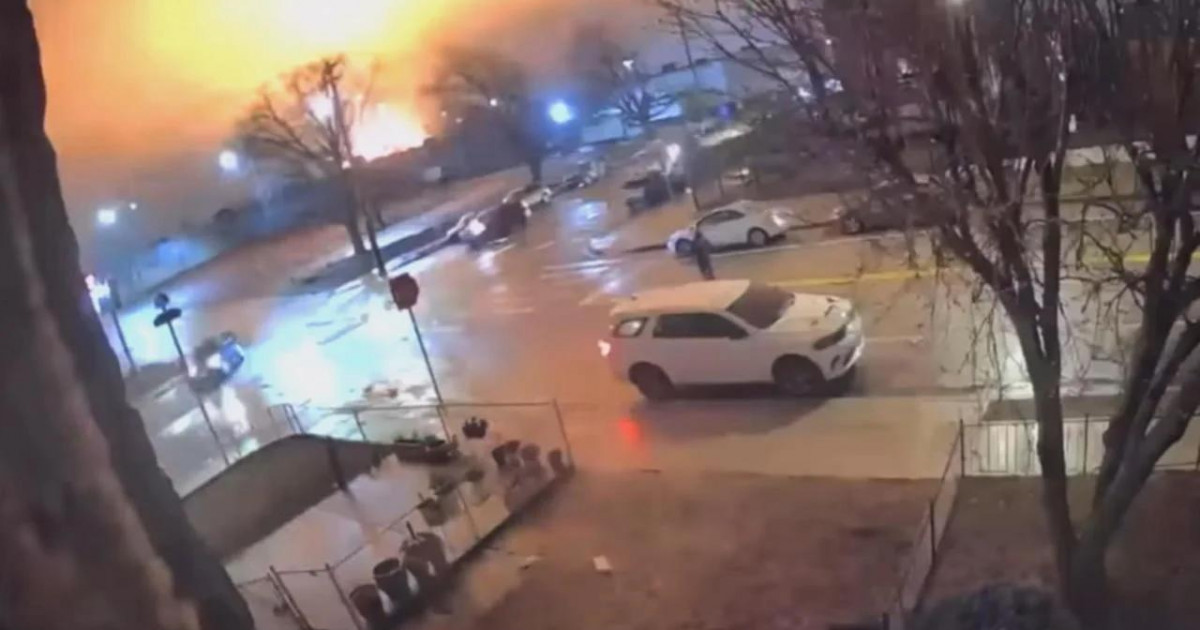 Бортында 6 адам болған: АҚШ-та ұшақ тұрғын ауданға құлады