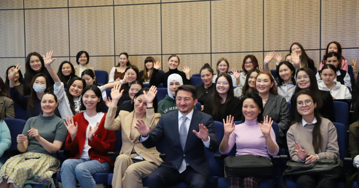 Елімізде қыздар жасанды интеллектіні меңгеру бағдарламасында оқиды