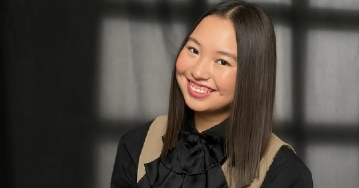 Ағасы жыныс мүшесін көрсетіп әпкесін оятты (Орысша видео)