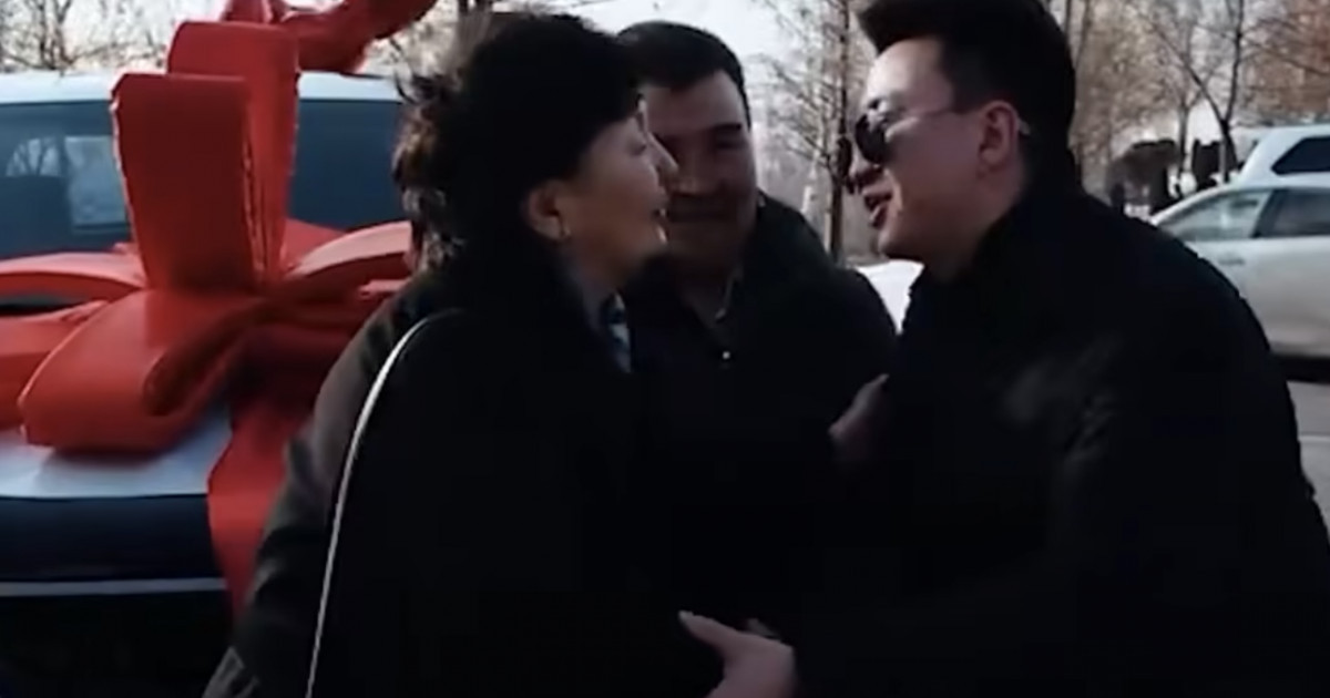 «Көлік сыйлау сәнге айналды»: тағы бір блогер темір тұлпар сыйлап, қуанышын бөлісті (ВИДЕО)