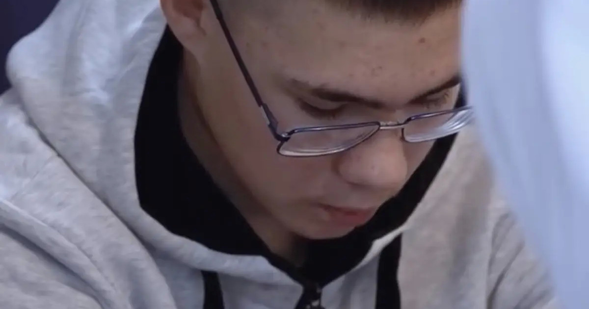 Бетперде киген жігіт СҚО-дағы өртте отбасынан айырылған жігітке үй сыйлап, оқуын төлеп берді (видео)