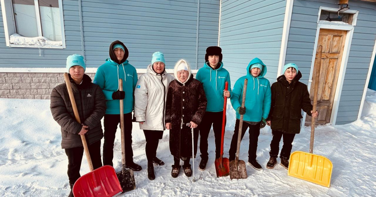 Мейірімді жастар қазыналы қарттарға көмекке барды